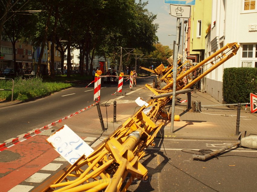 Baukran umgestuerzt Koeln Suelz Suelzguertel P128.JPG